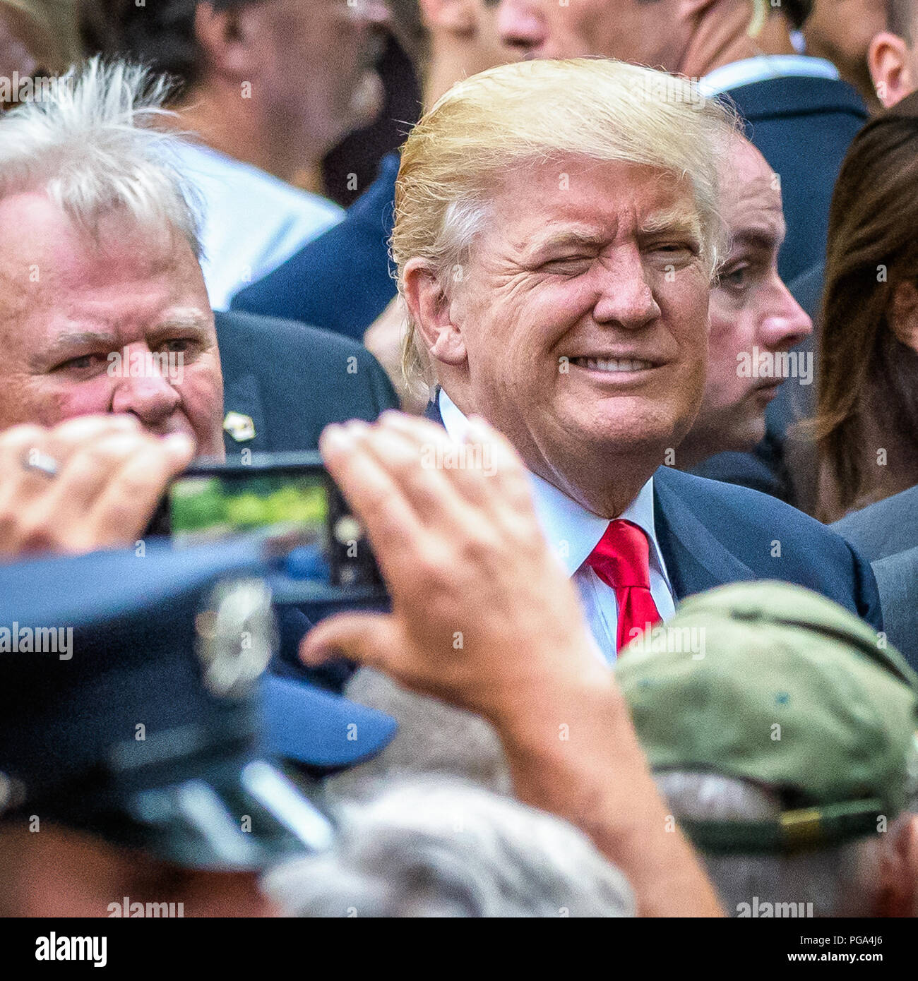 New York, États-Unis, 11 septembre 2016. Le président américain, Donald Trump (candidat à l'époque) clignote comme un partisan prend sa photo au cours d'un 11 septembre cerem Banque D'Images