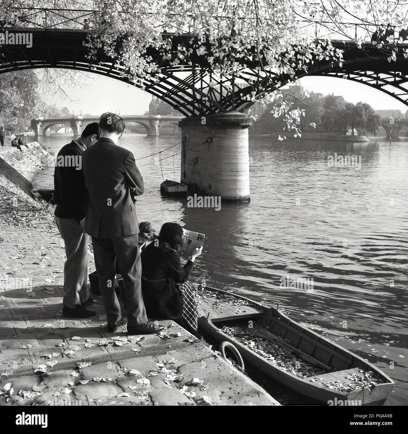 Années 1950, historique, le printemps et les gens se tenant sur la rive de la seine, Paris, France. Banque D'Images