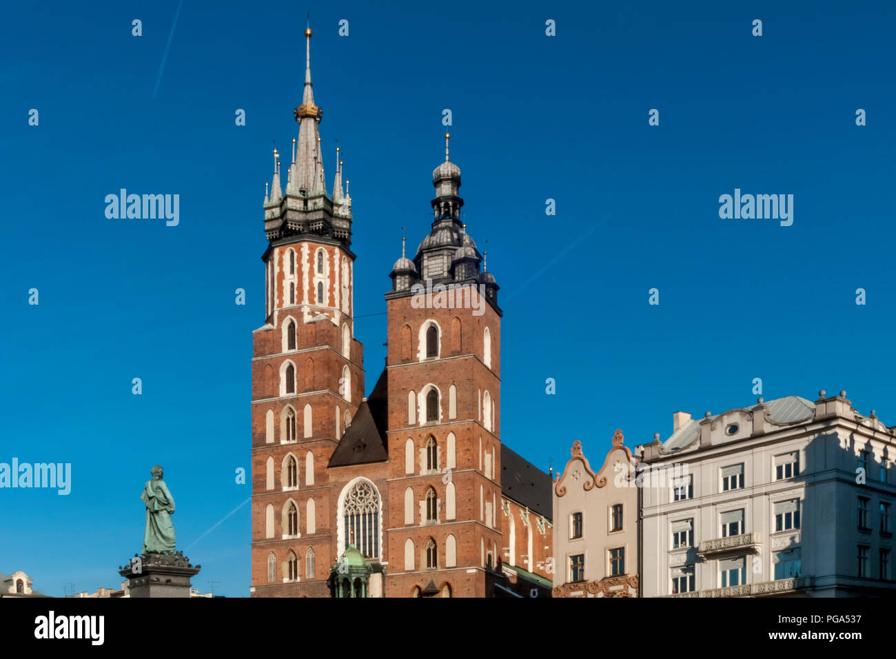 Les deux clochers de la belle église Saint Mary's à Cracovie, Pologne sur une belle journée ensoleillée avec ciel bleu Banque D'Images