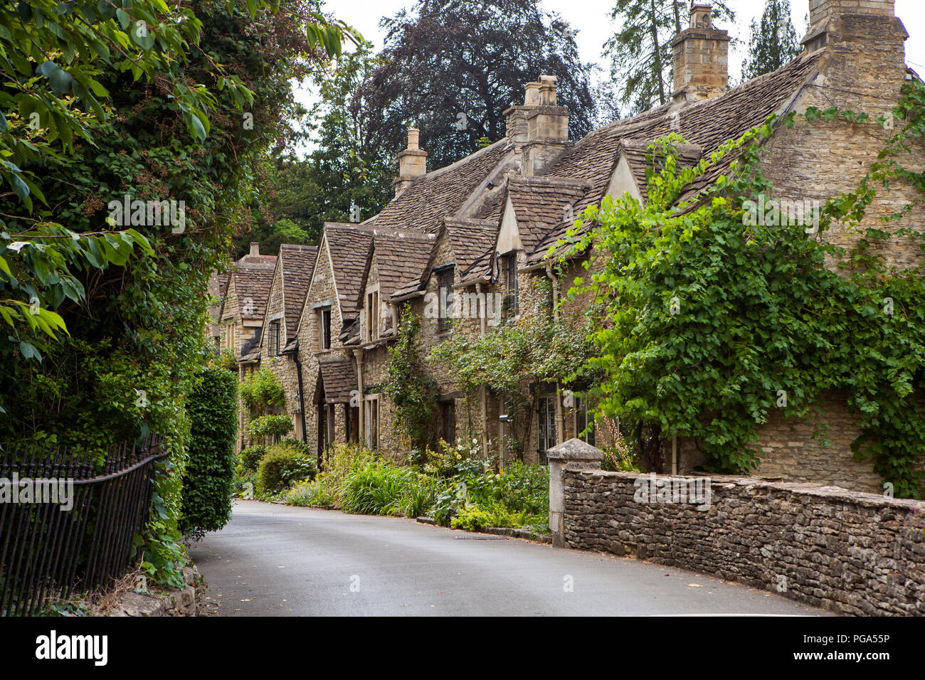 Castle Combe, UK - 9 août 2018 : château Combe est un village typiquement anglais souvent nommée comme la 'plus beaux village de France". Banque D'Images
