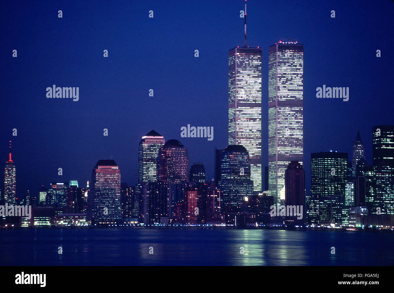 Vintage 1988 Vue de Lower Manhattan Skyline avec deux tours jumelles de World Trade Center, NEW YORK, USA Banque D'Images