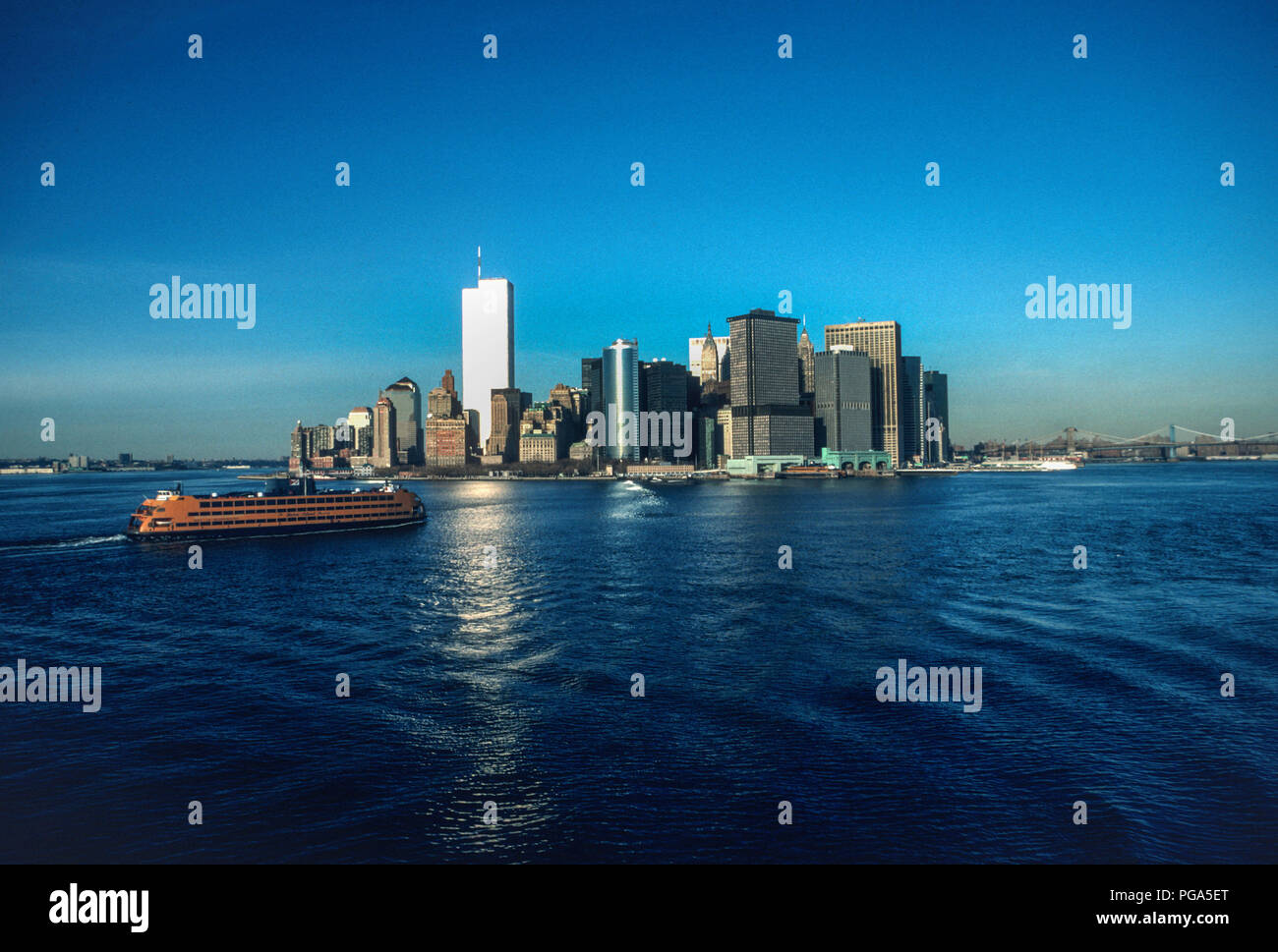 Vintage 1993 Vue de Lower Manhattan Skyline avec deux tours jumelles de World Trade Center, et Staten Island Ferry, NEW YORK USA Banque D'Images