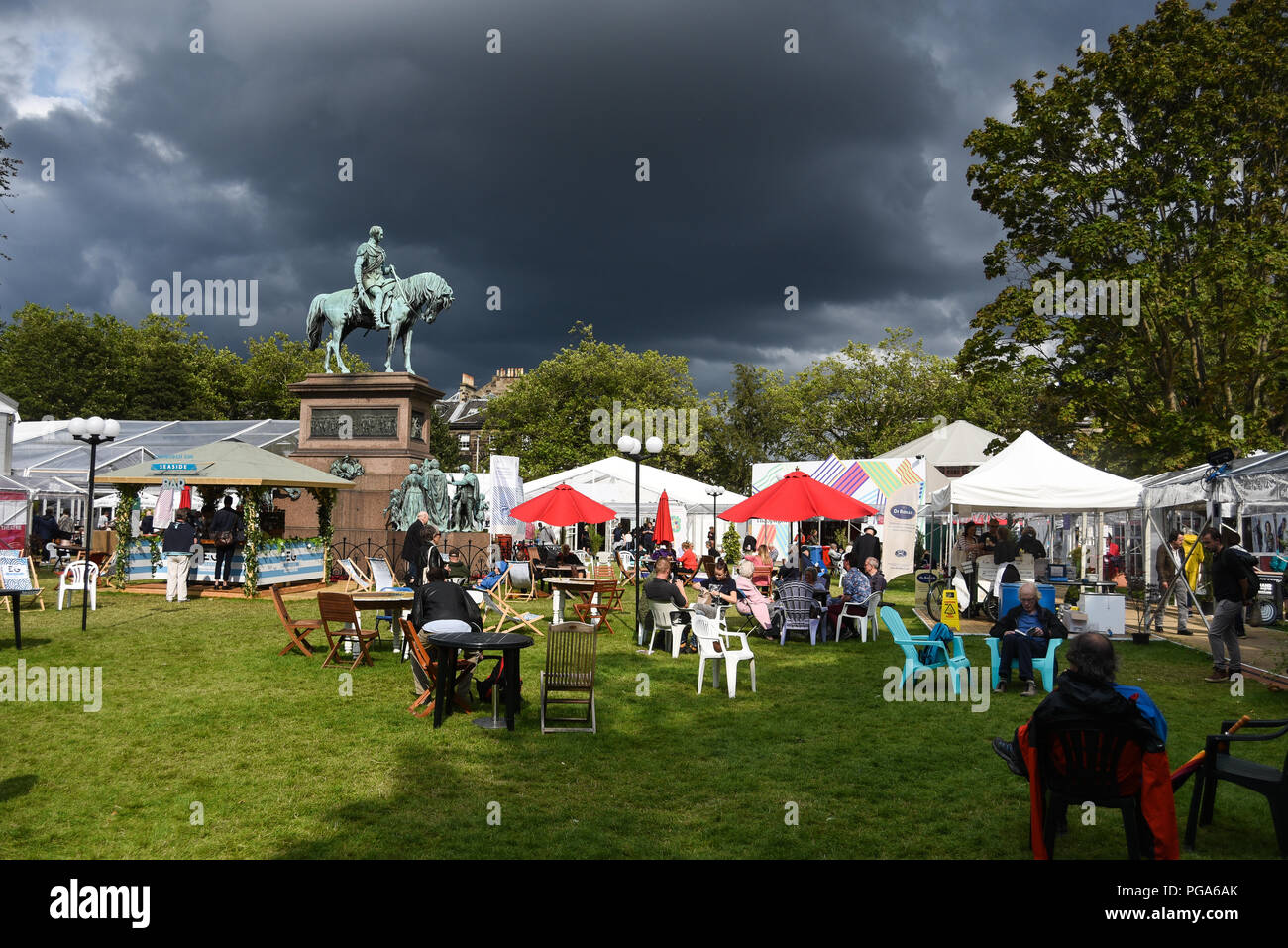 L'International Book Festival se tient dans le magnifique jardin de style grégorien de Charlotte Square dans le centre de la capitale écossaise, Édimbourg Banque D'Images