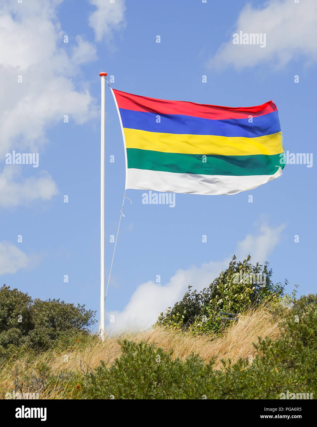 Le drapeau de l'île néerlandaise de Terschelling, l'un d'un petit groupe d'îles au large de la côte nord des Pays-Bas dans la mer des Wadden. Banque D'Images