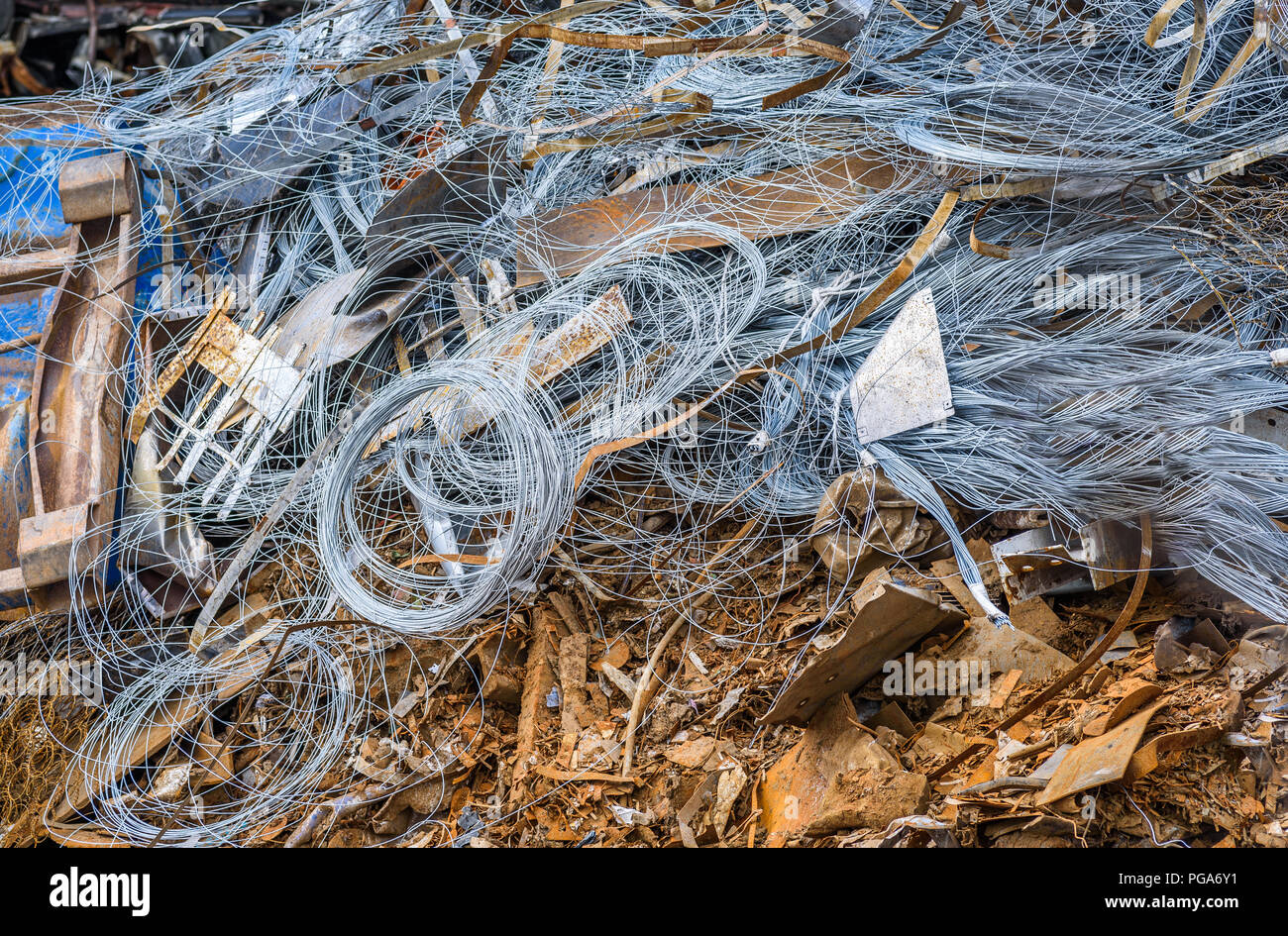 Les déchets de ferraille à une usine de recyclage. Banque D'Images
