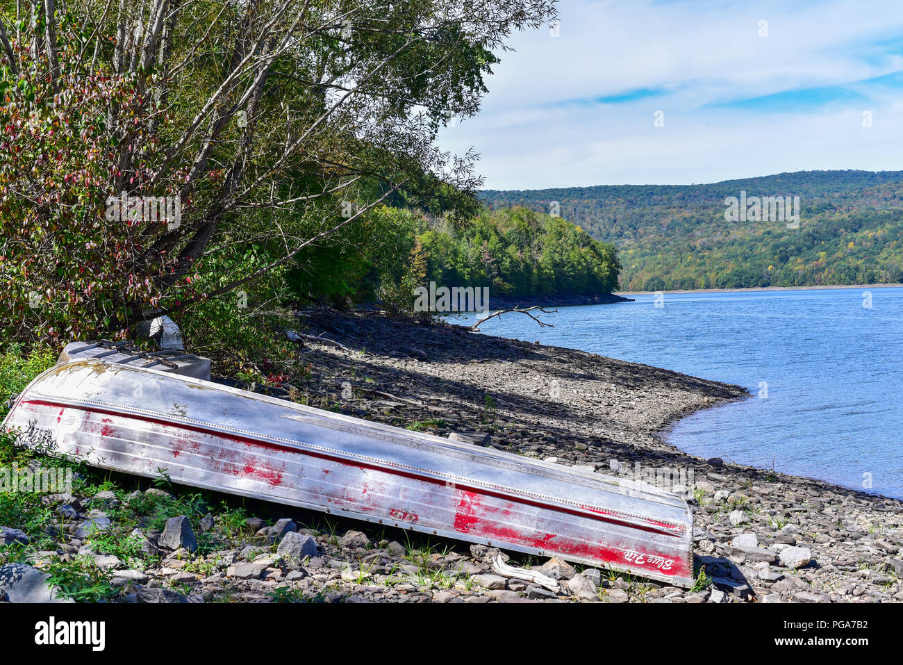 Vieux bateau renversé à côté d'un lac dans les montagnes Catskill, New York, USA Banque D'Images