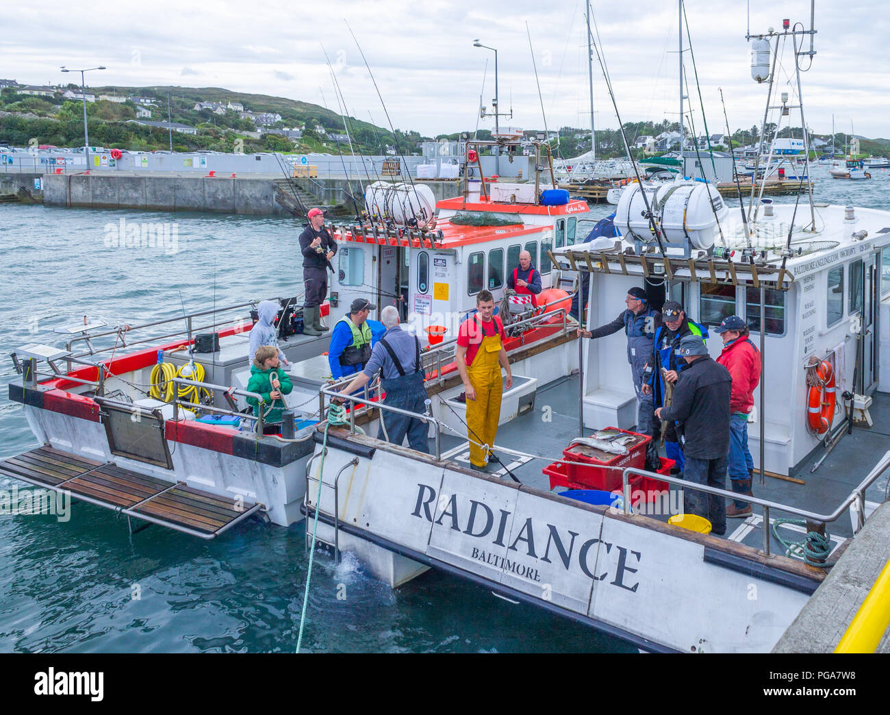 Les pêcheurs de la mer de retour au port de Baltimore avec leurs prises. West Cork, Irlande Banque D'Images