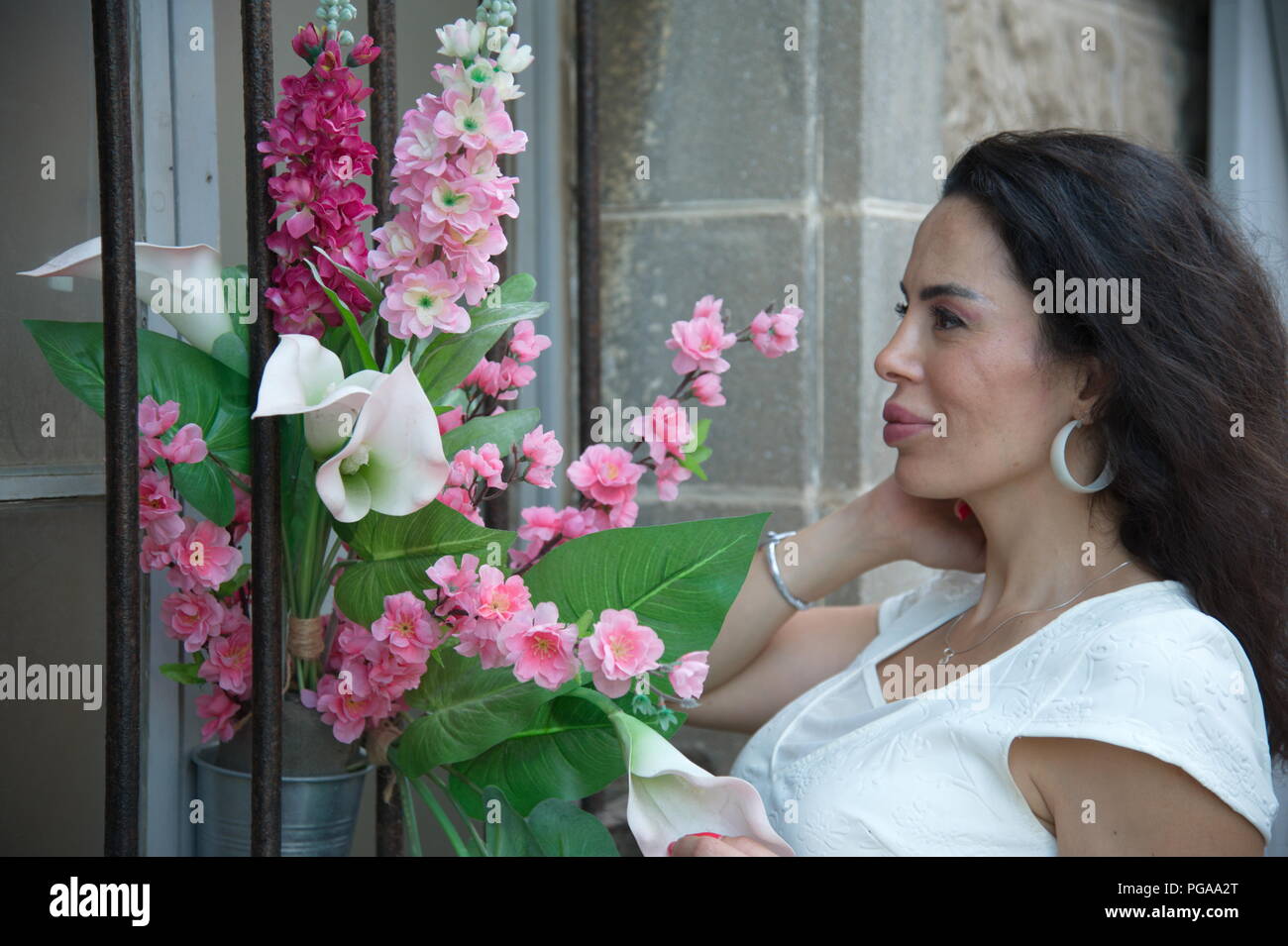 Modèle avec des vêtements blancs Banque D'Images