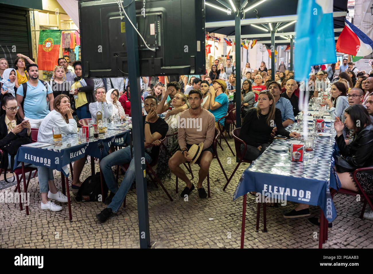 Coupe du Monde FIFA fans regarder Uruguay Portugal défaite 1-0 à Lisbonne, Portugal, le 30 juin 2018. Banque D'Images