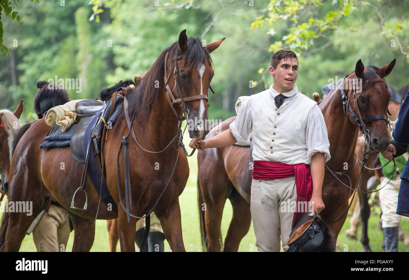MCCONNELLS, SC (USA) - le 14 juillet 2018 : une guerre révolutionnaire Reenactor avec son cheval après une reconstitution de la bataille de la défaite de Huck. Banque D'Images