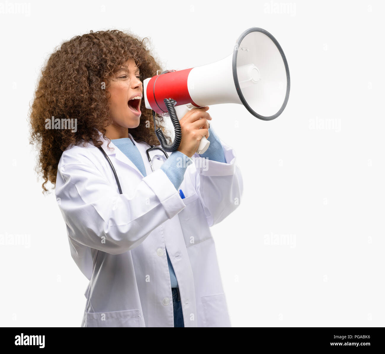 African American Woman, médecin de travail professionnel médical communique en criant fort tenant un mégaphone, exprimant la réussite et concept positif, je Banque D'Images