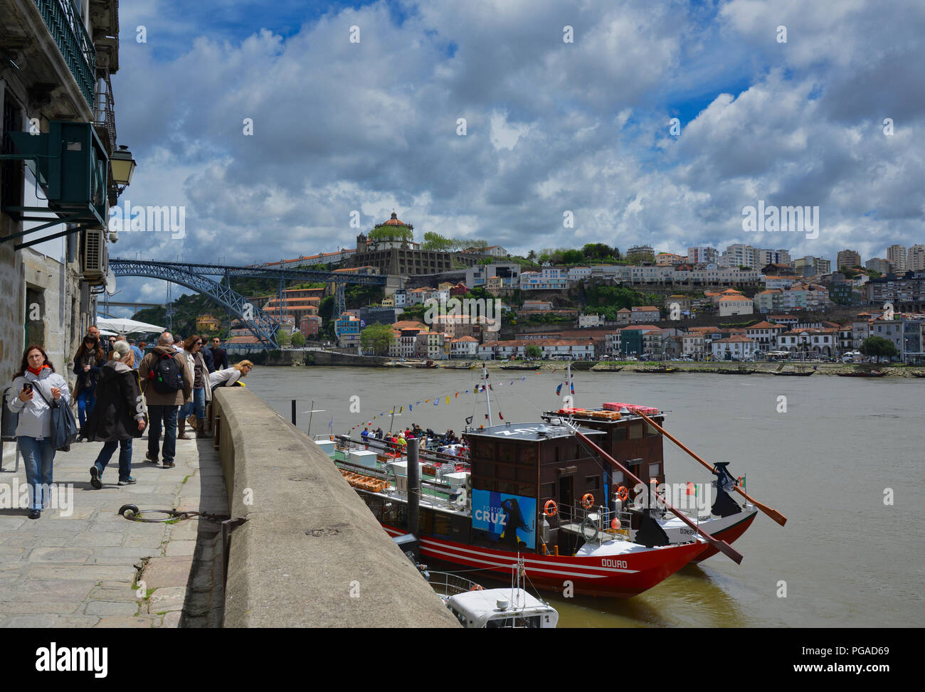Les touristes et les habitants au cœur de la magnifique ville de Porto, le célèbre pont "Ponte Dom Luis I' dans l'arrière-plan. Banque D'Images