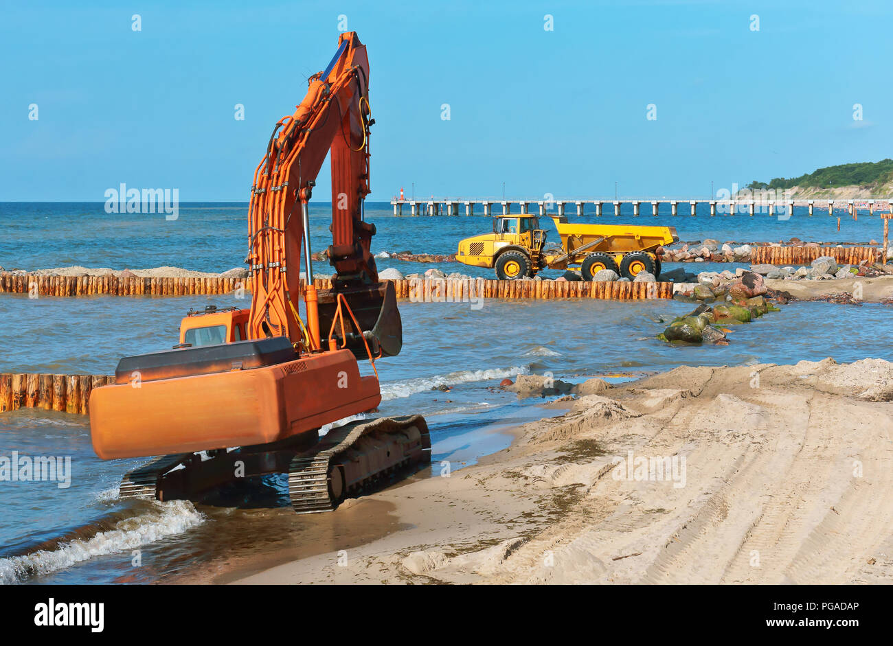 L'équipement de construction sur la rive, la construction de brise-lames, des mesures de protection du littoral Banque D'Images