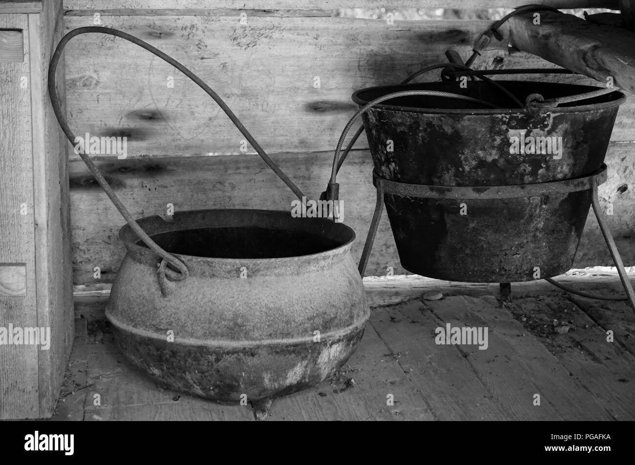Beau vieux pots utilisés par les colons de la Cades Cove TN- avait transformer ceci en un noir et blanc pour s'adapter à la fois. Banque D'Images