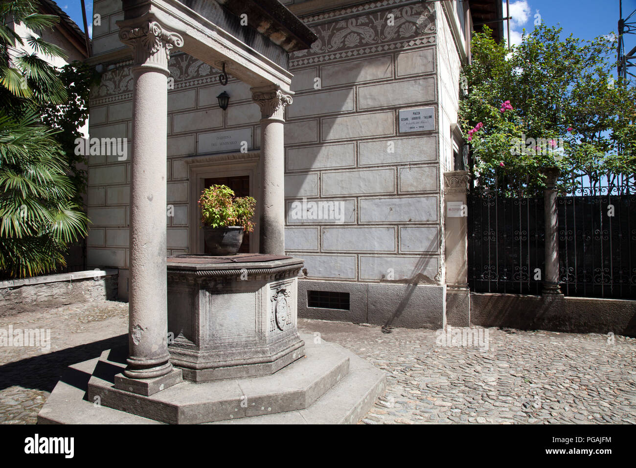 Vieux puits dans la Piazza Cesare Augusto Tallone sur le chemin du silence, Isola San Giulio, lac d'Orta, Italie. Banque D'Images