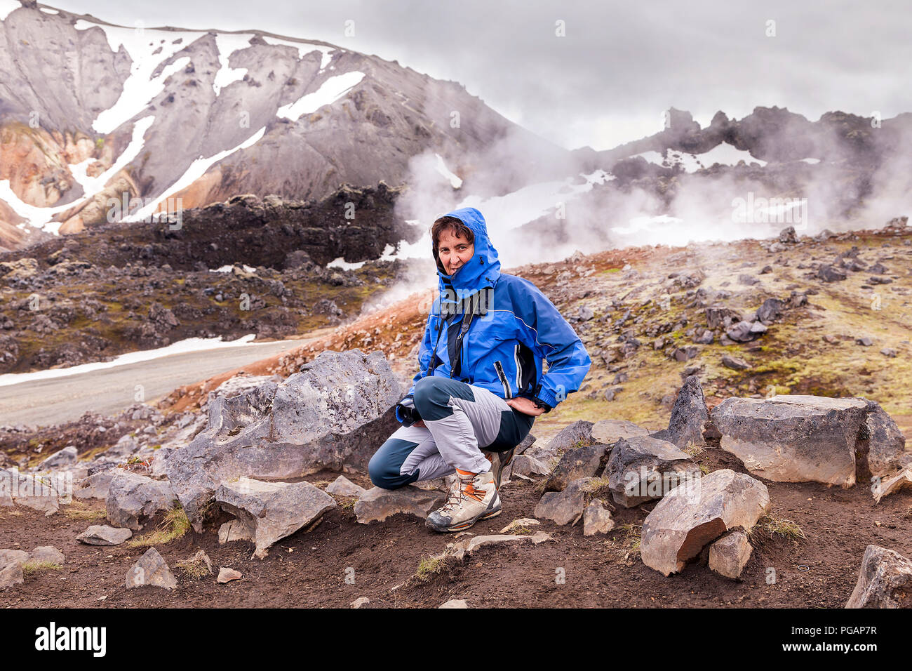 Photographe de la nature féminine en action dans le paysage sauvage de Landmannalaugar Islande Banque D'Images