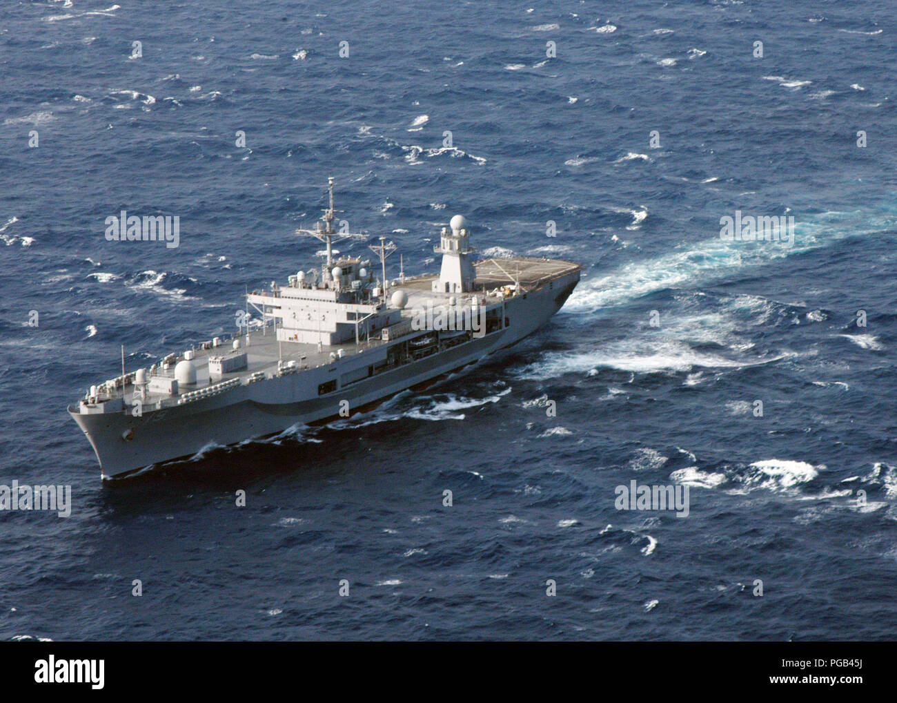 Port Aérien bow view de la marine américaine (USN), navire de commandement amphibie USS Blue Ridge (CAC 19), en cours dans la mer de Chine du Sud pendant deux mois d'un service de déploiement. Banque D'Images