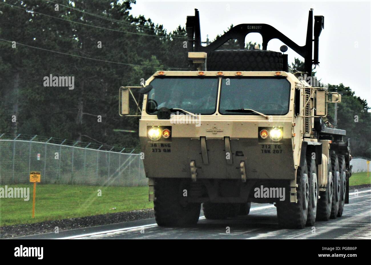 Des soldats à Fort McCoy, au Wisconsin, pour la 86e Division de formation Soutien au combat de l'exercice de formation 86-18-02 conduire un véhicule militaire dans le cadre d'un convoi le 21 août 2018, à l'installation. La 86e tenue l'exercice dans le cadre de la réserve de l'Armée américaine du général commandant l'appui tactique Programme de formation. Des milliers de membres de service avec l'armée ainsi que d'autres services militaires et les militaires étrangers participent à l'exercice multinational, notamment Canadian armed forces membres. CSTX 86-18-02 est le second des deux CSTXs par la 86e lieu à Fort McCoy cette année. (U.S. Photo de l'armée Banque D'Images