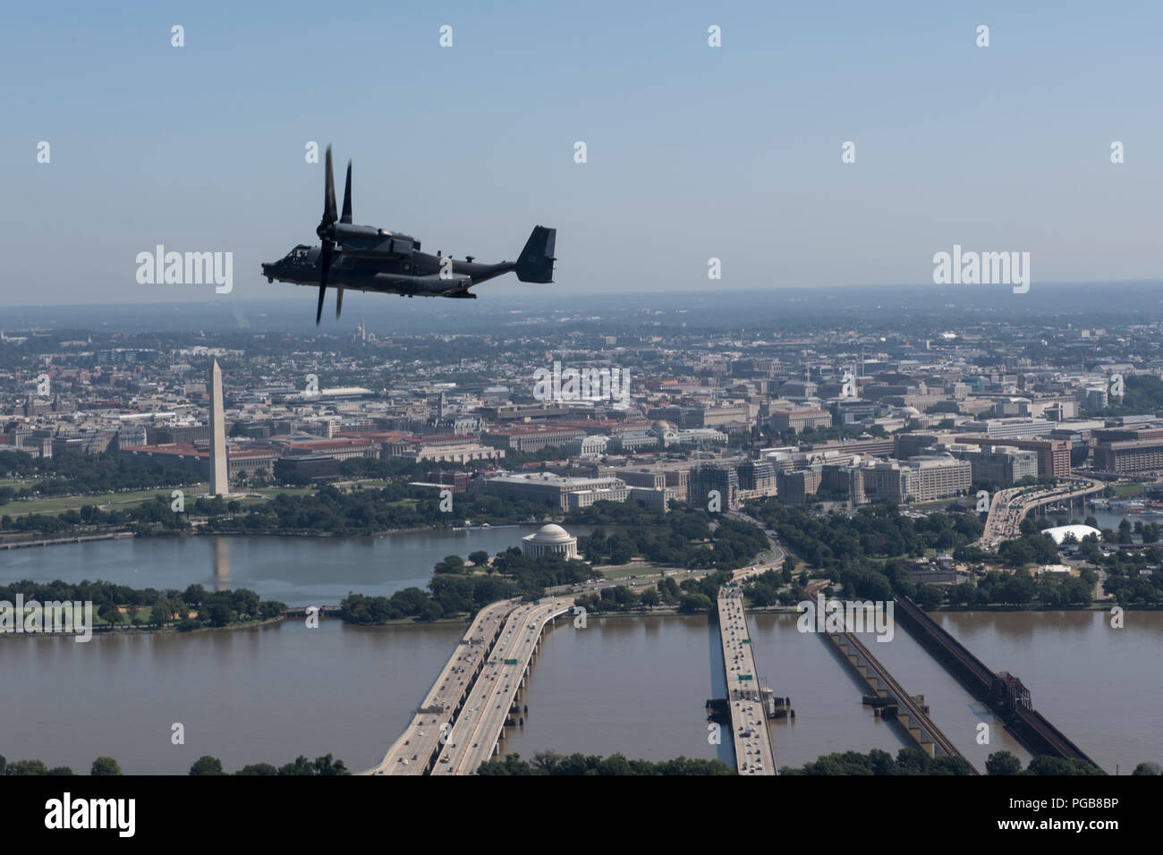 Un AC-130U Spooky de combat, MC-130H Combat Talon II et deux CV-22 Osprey avion à rotors basculants affecté à la 1ère Escadre d'opérations spéciales, Hurlburt Field, en Floride, volent au-dessus de l'Air Force Memorial, le 24 août 2018, à Arlington, en Virginie. L'autopont a été effectuée au cours d'une cérémonie en l'honneur de la Force aérienne des États-Unis Tech. Le Sgt. John Chapman, un contrôleur spécial combat tactique, qui a reçu à titre posthume la Médaille d'honneur pour son héroïsme extraordinaire pendant la bataille de Takur Ghar en mars 2002 lors d'un déploiement en Afghanistan. Chapman est le 19e homme à recevoir la médaille d'honneur et de l'Aviateur de première Banque D'Images