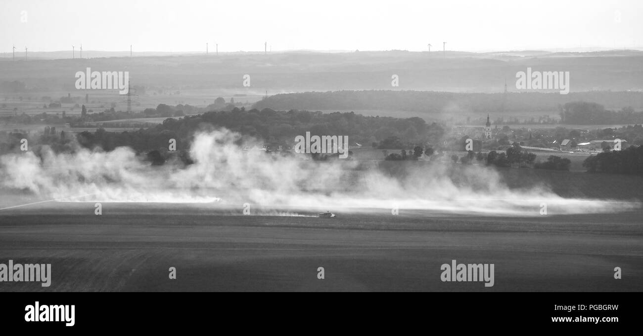 Une chaude soirée d'été et un paysage. La récolte commence ici à la fin d'août 2018. Il semble que la guerre sur les champs pendant les tracteurs sont har Banque D'Images
