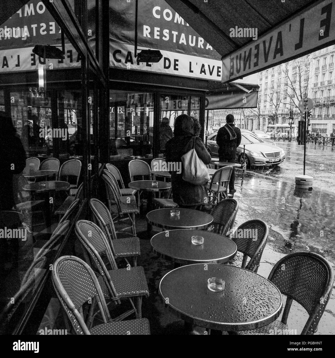 Paris cafe terrasse noir et blanc Banque de photographies et d’images à ...
