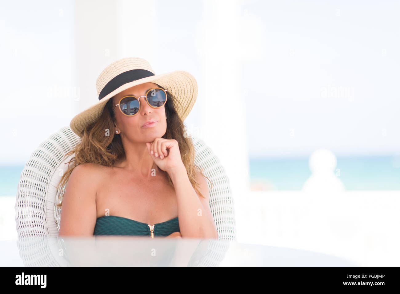 Lâge Moyen Femme Brune Assise à La Table Par La Plage
