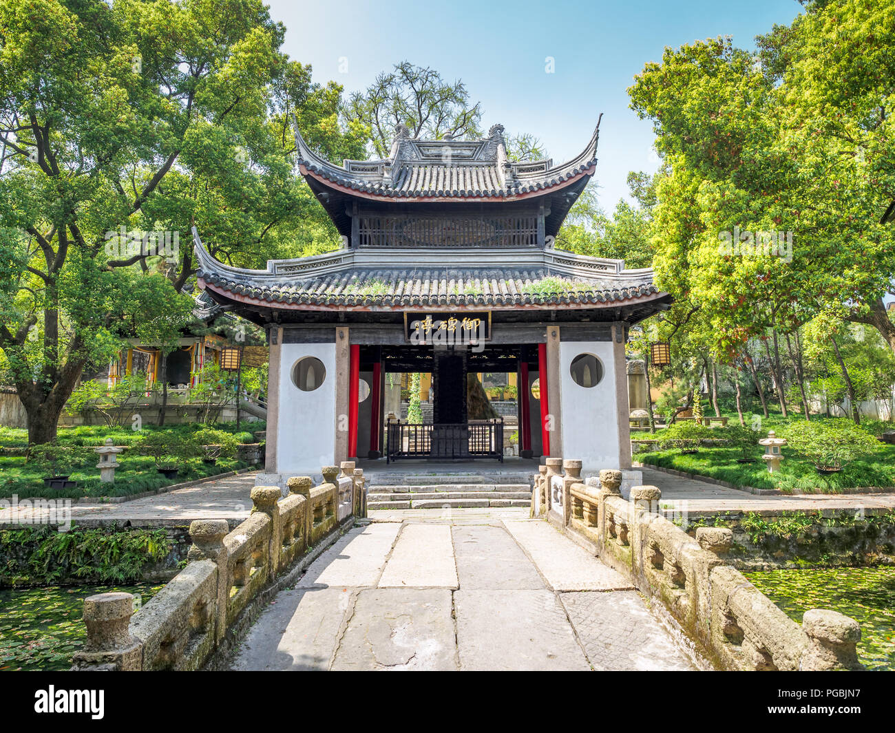 Temple Huishan à Wuxi, en Chine. (La traduction en anglais du texte sur la  porte est 'le pavillon abritant une tablette de pierre.' Photo Stock - Alamy