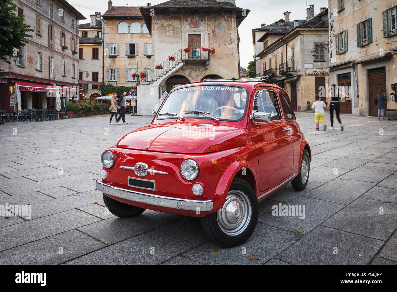 Un classique Fiat 500 voiture à Piazza Motta square, Orta San Giulio, Piémont, Italie. Banque D'Images