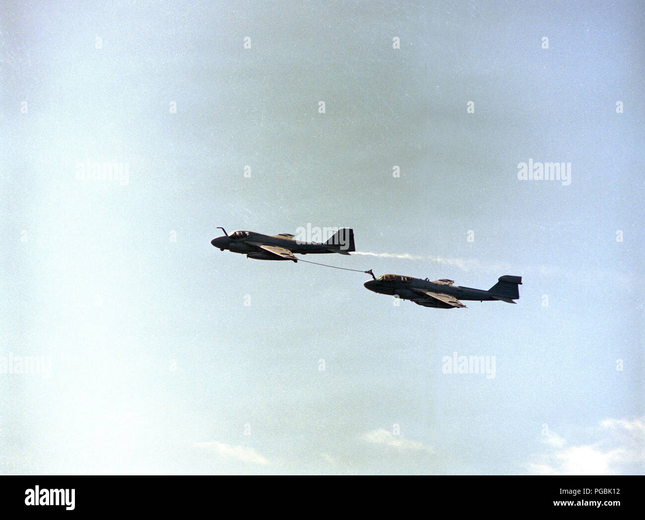 Un A-6E Intruder avion ravitaille Un EA-6B Prowler avion pendant une démonstration d'avions de la Marine américaine pour les responsables militaires de la République populaire de Chine Banque D'Images