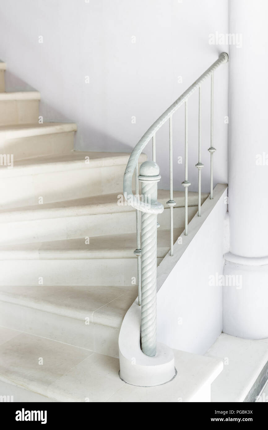 White escalier avec balustrade blanche vintage. L'intérieur minimaliste et lumineux Banque D'Images