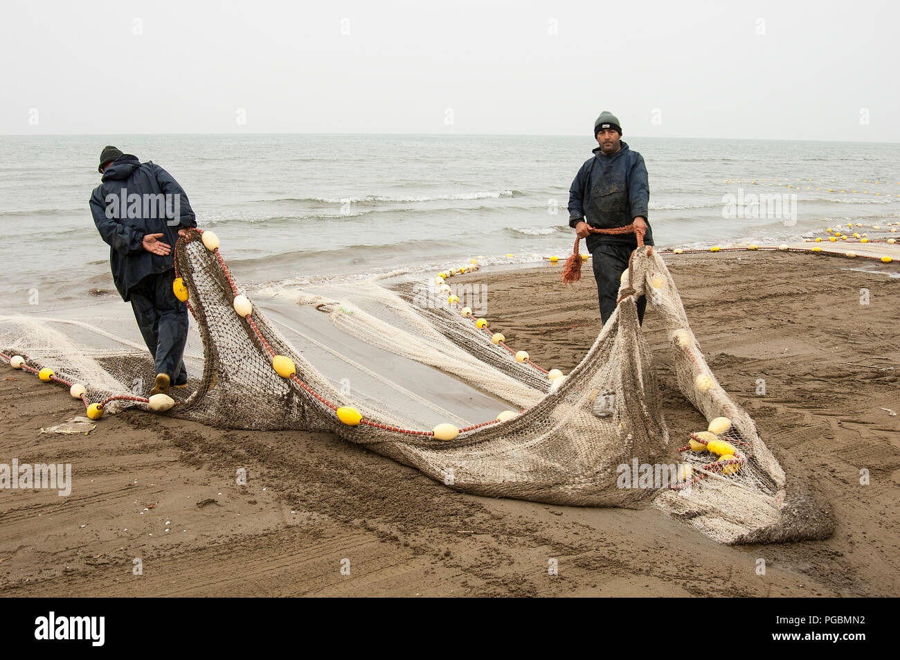 Les pêcheurs tirer le filet de pêche de la mer, dans la mer Caspienne Banque D'Images Les pêcheurs tirer le filet de pêche de la mer, dans la mer Caspienne Banque D'Images