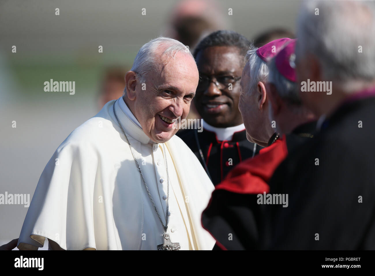 Le pape François est accueilli par des membres du clergé, des représentants de gouvernement et le conseil du comté local, comme il arrive à l'Aéroport International de Dublin, au début de sa visite en Irlande. Banque D'Images