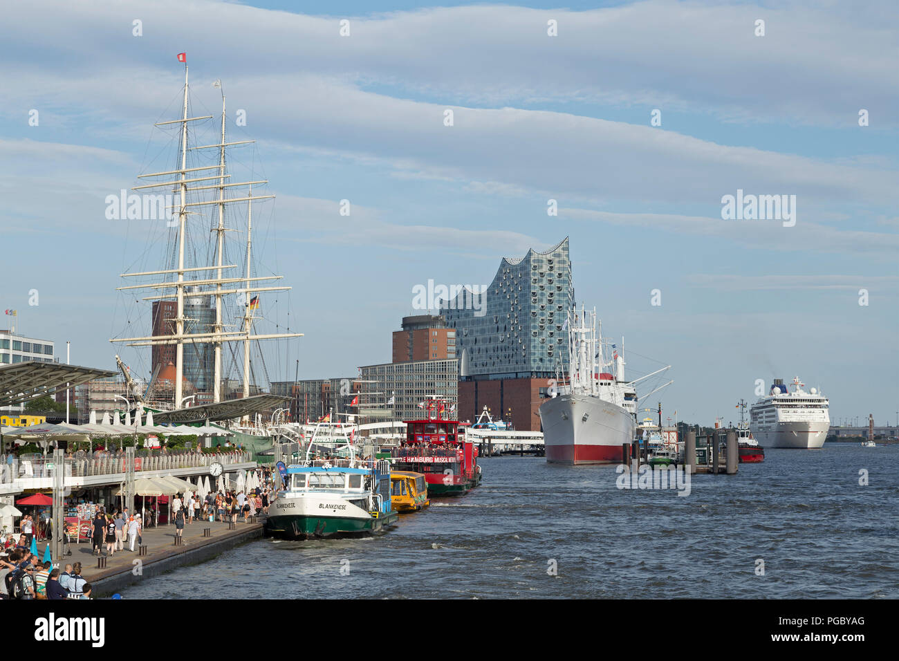 Elbe Philharmonic Hall et St Pauli Landungsbruecken (jetées), navire de croisière Europa 2, Hambourg, Allemagne Banque D'Images