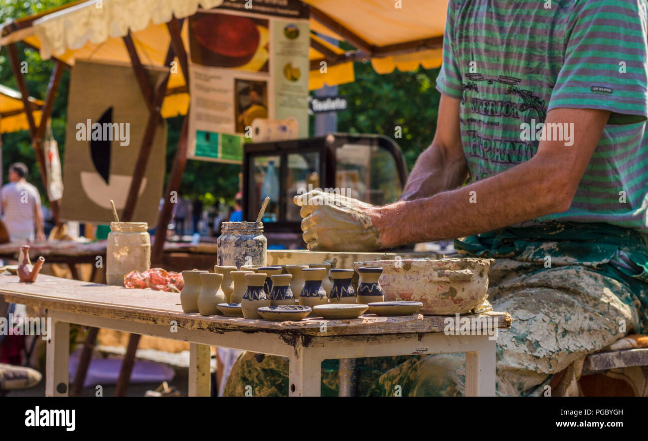 CLUJ-NAPOCA, Roumanie - 29 juillet 2018 : libre de faire pottey artisan avec de l'argile Banque D'Images