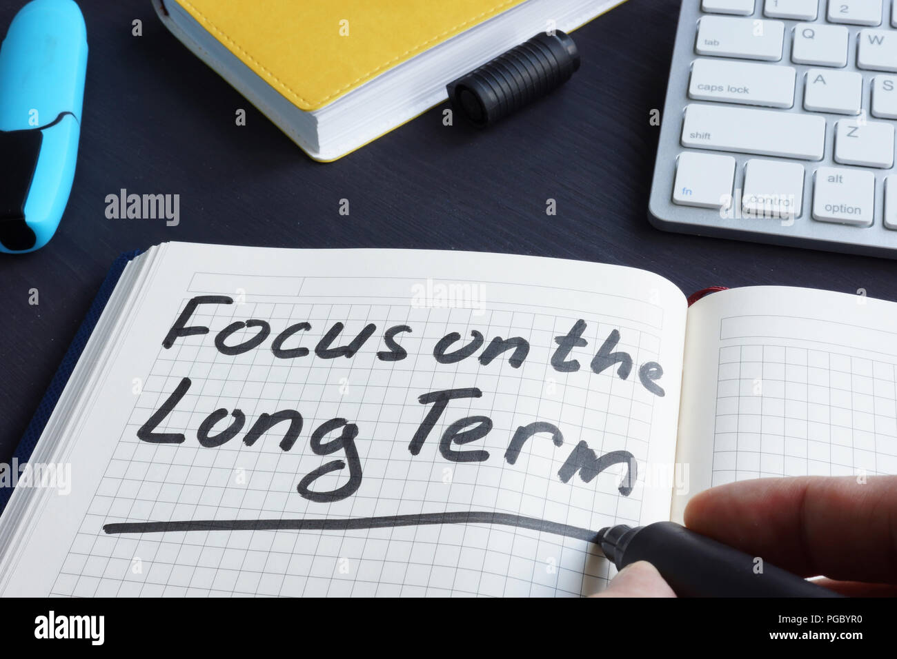 L'homme est écrit l'accent sur le long terme. Banque D'Images