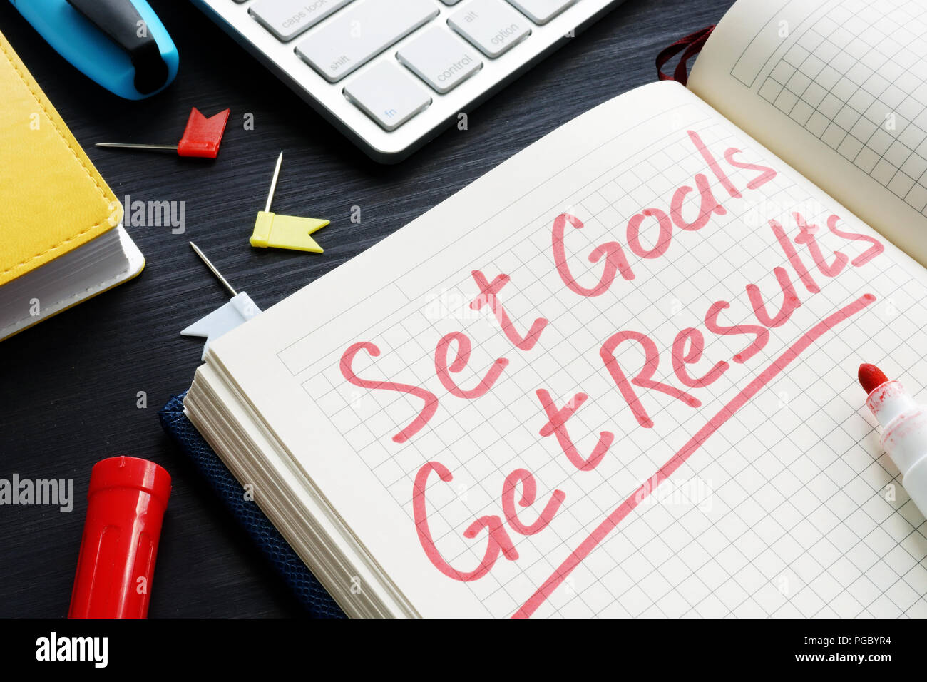 Fixer des objectifs, obtenir des résultats écrits dans la note. La motivation. Banque D'Images