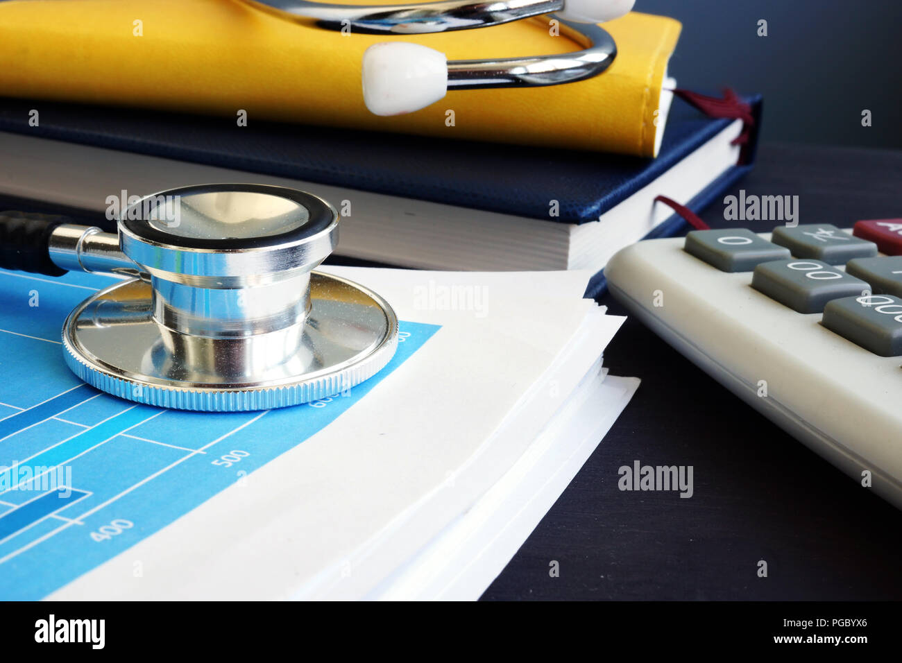 La comptabilité. Stéthoscope et un rapport financier à l'aide de statistiques. Recherche analytique. Banque D'Images