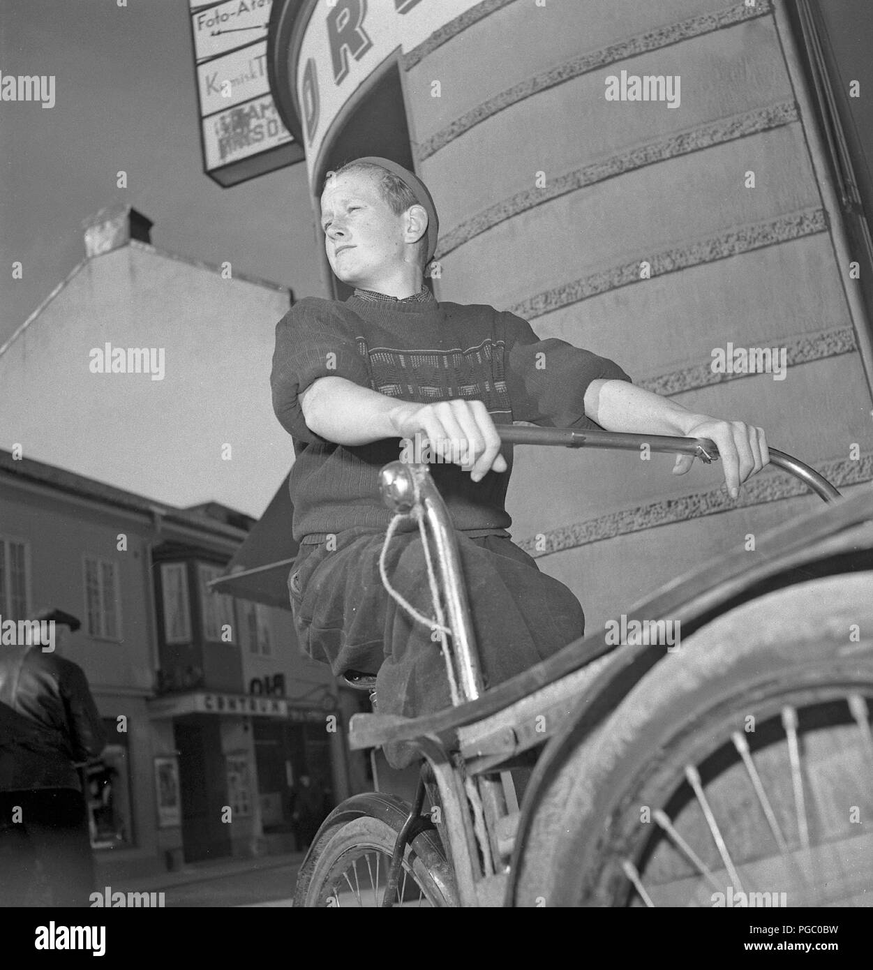 1940 garçon de course. Un jeune garçon sur son vélo avec une plate-forme en face de mettre de colis et de paquets à livrer. Suède 1946. Kristoffersson Photo T41-1 Banque D'Images