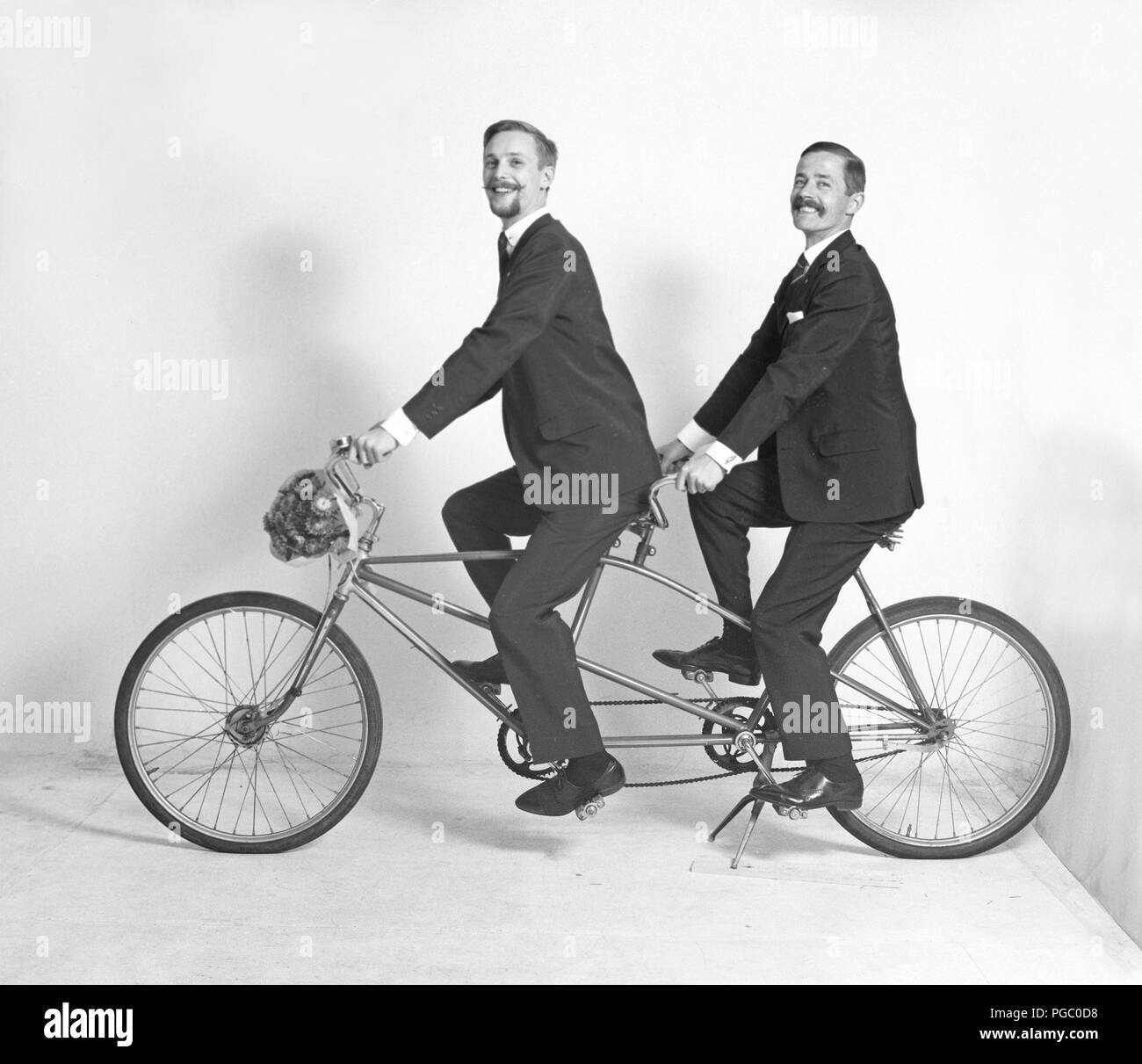 1960 Cycliste. Deux hommes sont assis et un tandem dans un studio. Ils sont tous deux vêtus de costumes. Kristoffersson Photo DD50-9 Banque D'Images