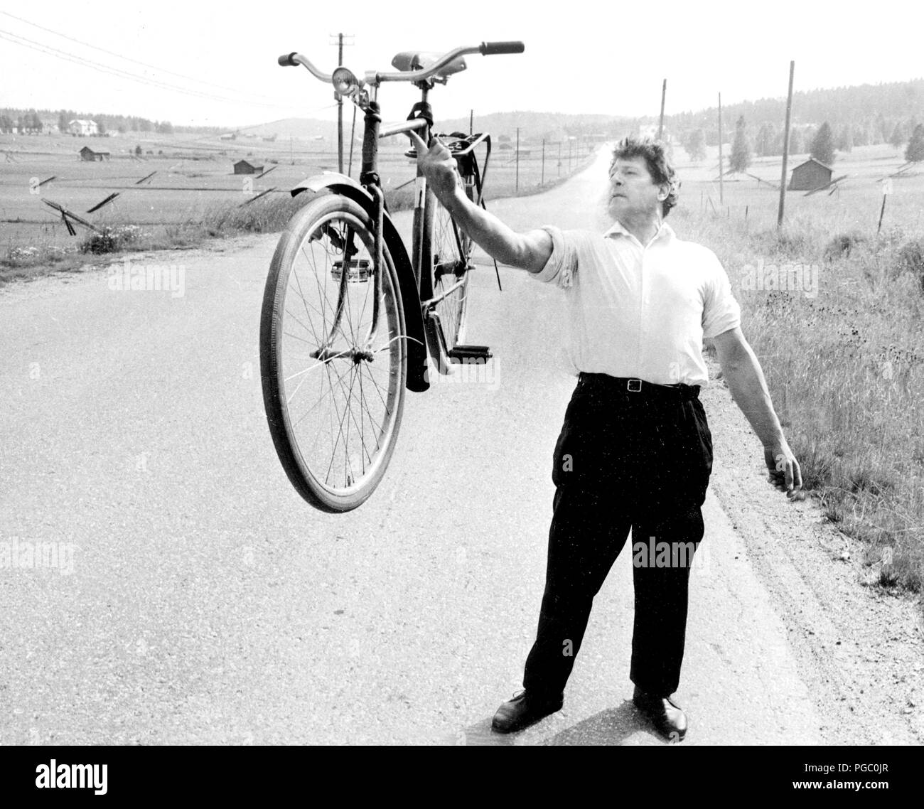 Homme fort. Photo ici athlète Sixten Landby. 1912-1997. Célèbre pour avoir la puissance musculaire extraordinaire. Banque D'Images