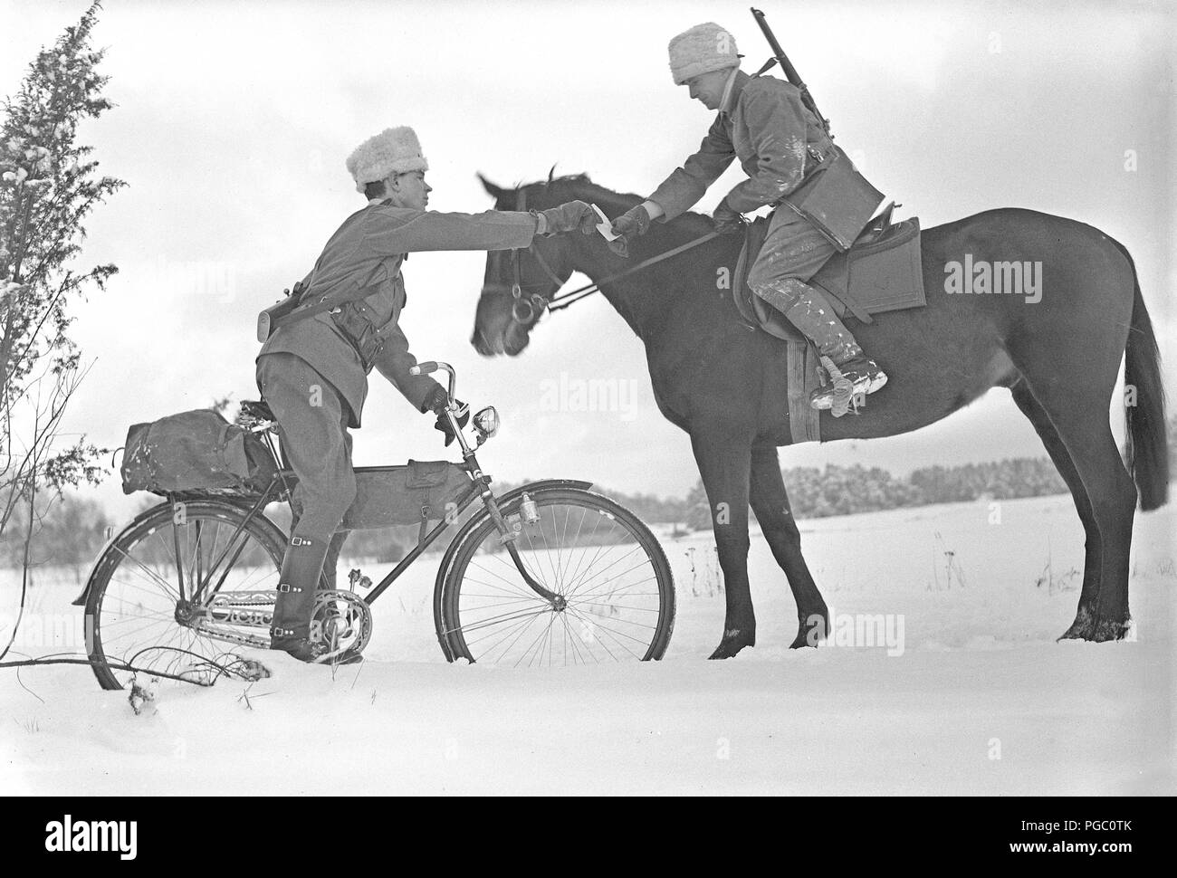 1940, soldat. Un courrier sur son vélo et une circonscription messager sont l'échange d'un message. L'armée suédoise est mobilisé pendant la Seconde Guerre mondiale. 211-5 Kristoffersson Photo Banque D'Images
