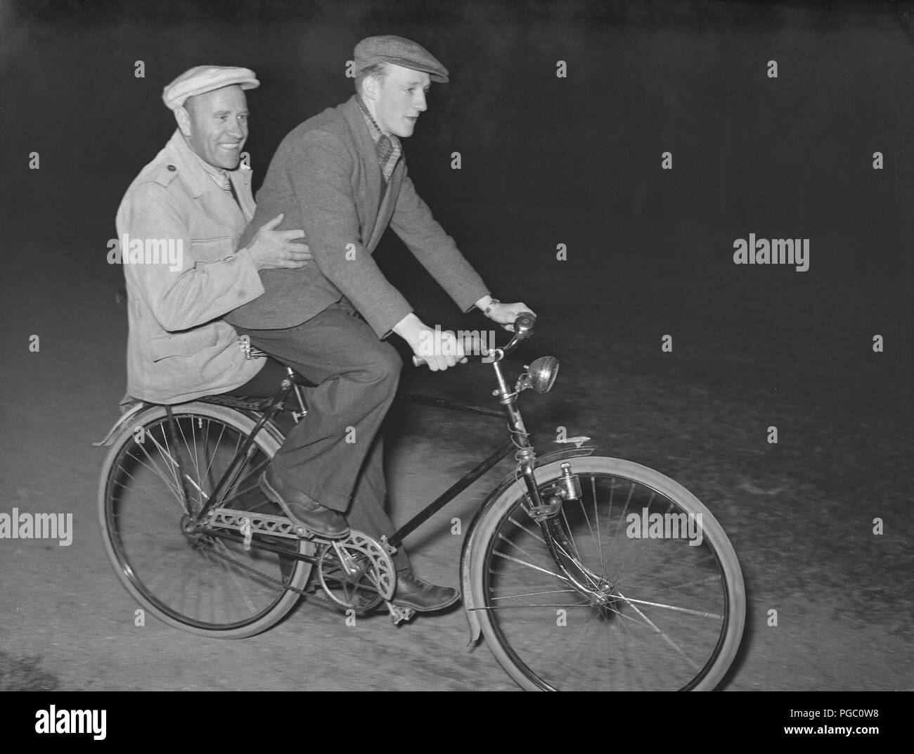 1940 hommes sur un vélo. Lars Nilsson et Gubben Lundquist est le vélo.. Kristoffersson 123-15 Photo Banque D'Images