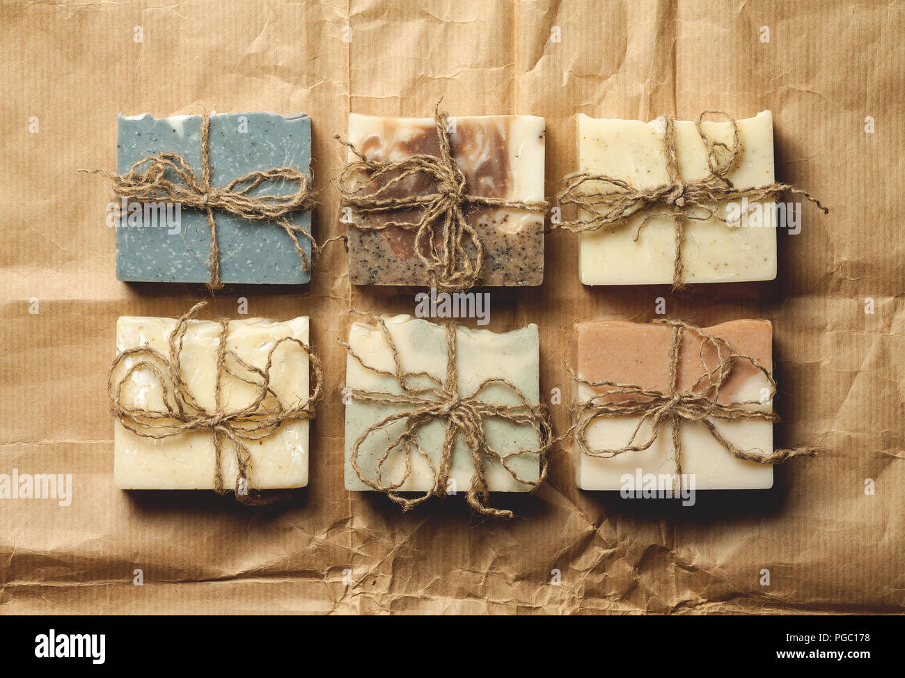 Savon artisanal bio sur du papier d'emballage Photo Stock - Alamy