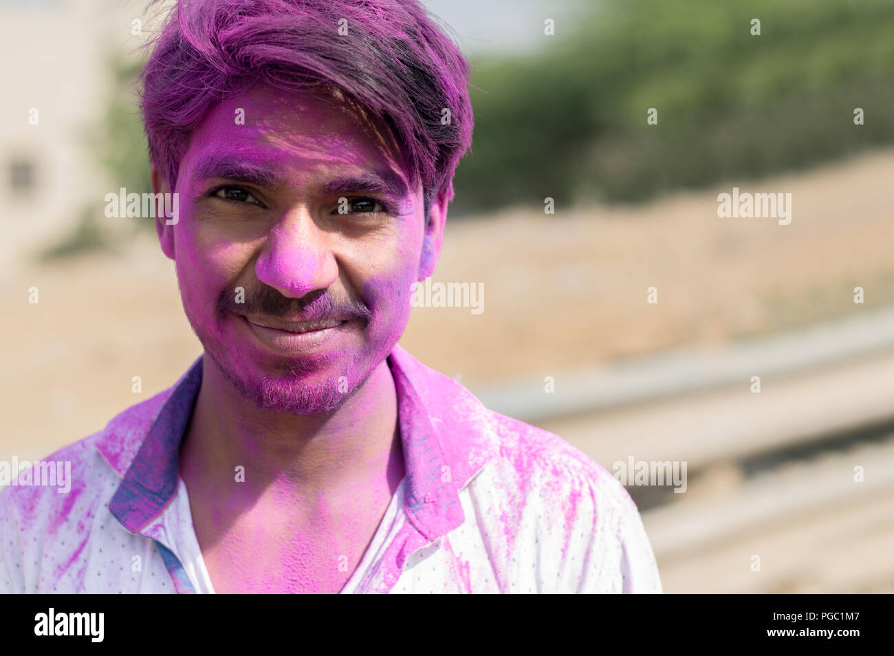 Gurgaon, Inde - 02 mars 2018 : Un Indien garçons célébrant Holi Festival. Banque D'Images