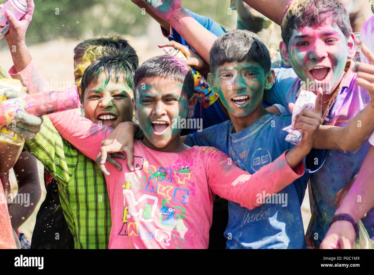 Groupe de garçons célébrant Holi, le festival indien. Banque D'Images