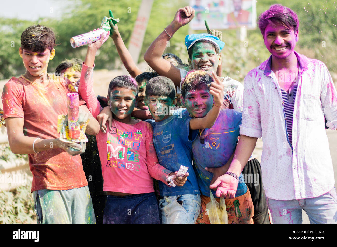 Groupe de garçons célébrant Holi, le festival indien. Banque D'Images