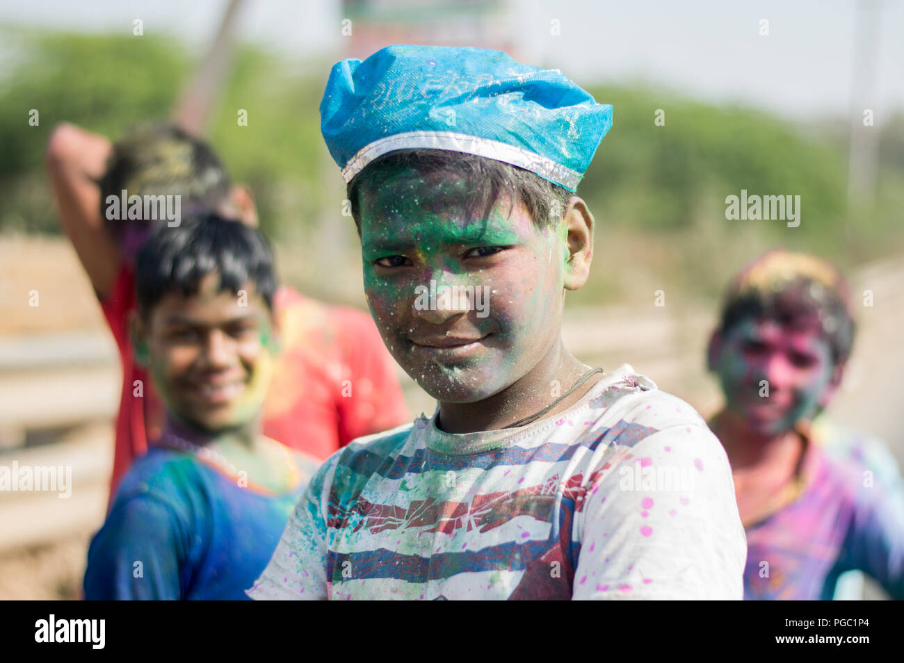 Gurgaon, Inde - 02 mars 2018 : Un Indien garçons célébrant Holi Festival. Banque D'Images
