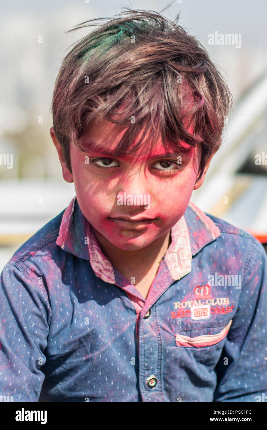 Gurgaon, Inde - 02 mars 2018 : Un Indien garçons célébrant Holi Festival. Banque D'Images