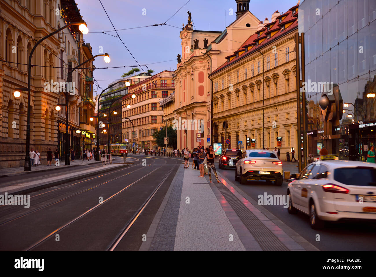 Prague Central Scène de rue typique avec des bâtiments et l'arrêt de trolley , République Tchèque Banque D'Images