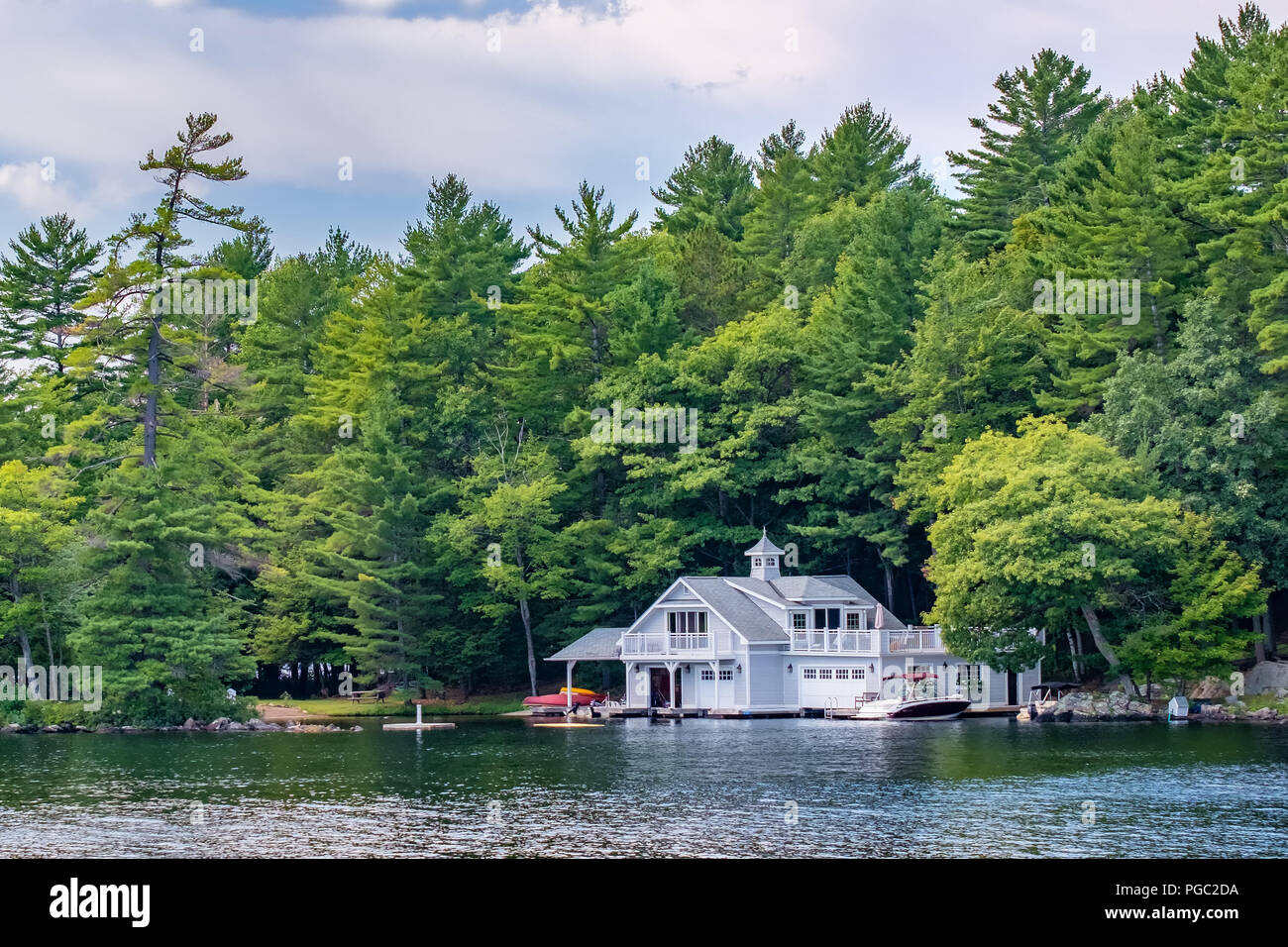 Beaux bateaux sur le lac Muskoka. Cette région de l'Ontario Le Canada est réputé un cottage country en raison des nombreuses maisons d'été dans la région. Banque D'Images